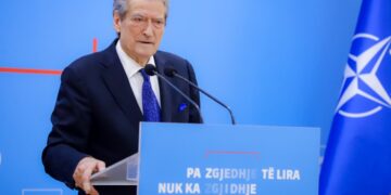 “20 shkurti, dita e rrëzimit të diktatorëve”/ Berisha: Të gjithë në shesh në orën 18:00