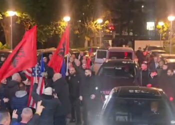 Protesta kombëtare, Berisha mbërrin në selinë e PD, pritet me entuziazëm