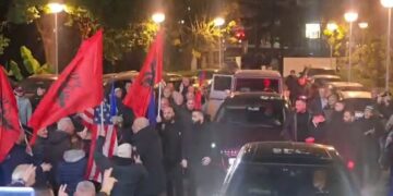 Protesta kombëtare, Berisha mbërrin në selinë e PD, pritet me entuziazëm