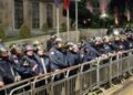 Kryeministria “blindohet” para protestës, rrethohet me kangjella dhe forca policie