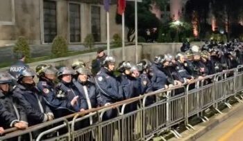 Kryeministria “blindohet” para protestës, rrethohet me kangjella dhe forca policie