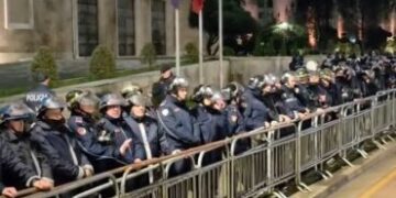 Kryeministria “blindohet” para protestës, rrethohet me kangjella dhe forca policie