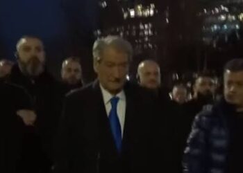 Berisha lë selinë e PD, i drejtohet sheshit para Kryeministrisë bashkë me simpatizantët e tij