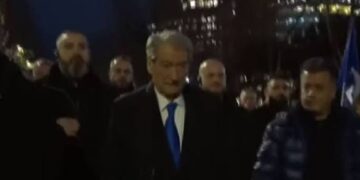 Berisha lë selinë e PD, i drejtohet sheshit para Kryeministrisë bashkë me simpatizantët e tij