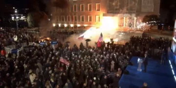 Berisha mbaron fjalimin e tij, nis hedhja e molotovëve dhe fishekzjarrëve drejt Kryeministrisë