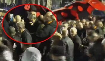 Berisha me maskë kundragaz/ Demokratët marshojnë drejt Parlamentit pas tensioneve