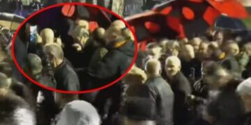 Berisha me maskë kundragaz/ Demokratët marshojnë drejt Parlamentit pas tensioneve