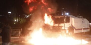Nga molotovët te makina e policisë në flakë/ Çfarë ndodhi pas fjalimit të Berishës