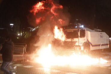 Nga molotovët te makina e policisë në flakë/ Çfarë ndodhi pas fjalimit të Berishës