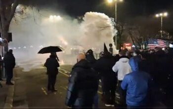 Tensione te Kuvendi, një tjetër protestues i lënduar nga gazi lotsjellës