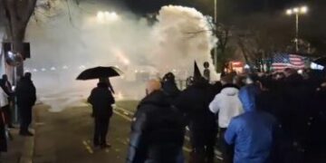 Tensione te Kuvendi, një tjetër protestues i lënduar nga gazi lotsjellës