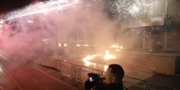 Tensione në protestë/ QSUT: Një i intoksikuar nga gazi, deputeti i PD-së i plagosur