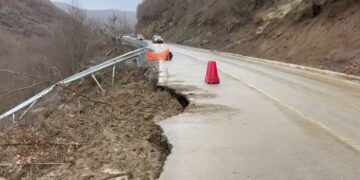 Plasaritje të thella në rrugën Maliq–Gramsh, rrezikohet aksi alternativ drejt Tiranës