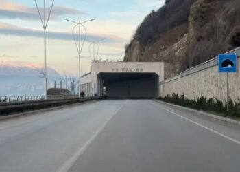 Prej tre ditësh në “bllokadë”, devijimi i qarkullimit boshatis aksin Pogradec–Qafë Thanë
