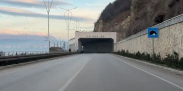 Prej tre ditësh në “bllokadë”, devijimi i qarkullimit boshatis aksin Pogradec–Qafë Thanë