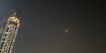 Raketa godet hotelin në Palm Jumeirah, 4 persona të plagosur.