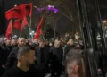 Protesta e PD para Kryeministrisë, Berisha i drejtohet bulevardit ku e presin mbështetësit demokratë
