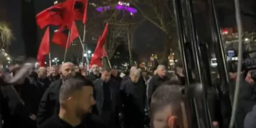 Protesta e PD para Kryeministrisë, Berisha i drejtohet bulevardit ku e presin mbështetësit demokratë