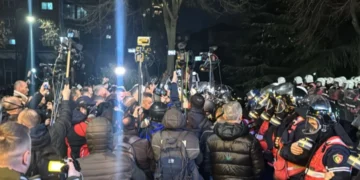 Përplasje në protestë: Gurë e molotovë ndaj policisë, ndërhyrje me ujë dhe gaz lotsjellës