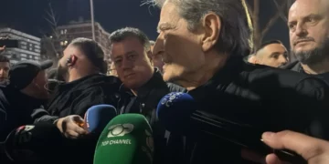 Pas hedhjes së molotovëve nga protestuesit, Berisha: Ky është një tubim paqësor