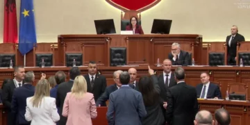 Berisha kërkon t’i përgjigjet Toni Gogut, deputetët e PD bllokojnë foltoren