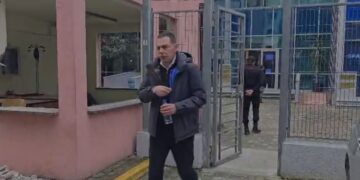 Kunati i Arben Ahmetajt shkon në SPAK, ja momenti kur del nga Prokuroria e Posaçme