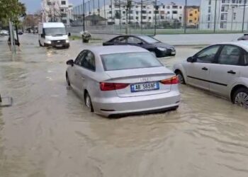 Rrëshqitje dherash në Currila të Durrësit, bllokohet një sens i rrugës