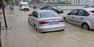 Rrëshqitje dherash në Currila të Durrësit, bllokohet një sens i rrugës