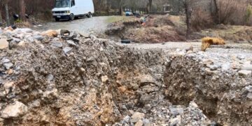 Rruga që lidh fshatin Senisht në bashkinë Maliq prej muajsh e izoluar, banorët apelojnë për ndihmë