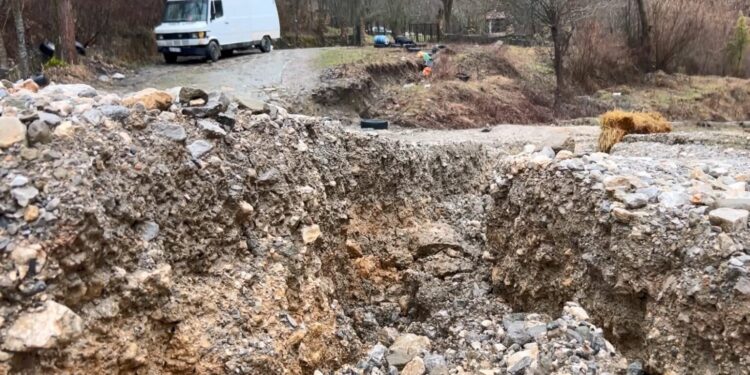 Rruga që lidh fshatin Senisht në bashkinë Maliq prej muajsh e izoluar, banorët apelojnë për ndihmë