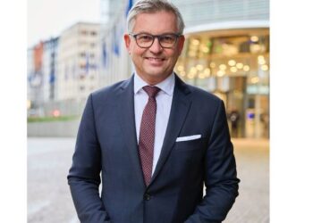 Komisioneri i KE për vizitën në Shqipëri: Reforma në Drejtësi ka ndihmuar sfidat europiane