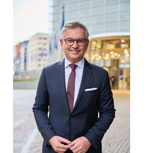 Komisioneri i KE për vizitën në Shqipëri  Reforma në Drejtësi ka ndihmuar sfidat europiane