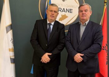 Prefekti Hajdari pret në takim drejtuesin e “Koha Jonë”, Nikoll Lesi: Fokus integrimi me median