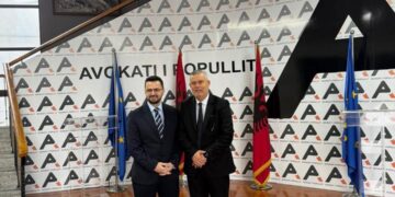 Prefekti Shkëlqim Hajdari takon Avokatin e Popullit për forcimin e bashkëpunimit institucional