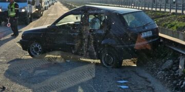 Aksident rrugor në Kashar/ Furgoni përplaset “kokë më kokë” me automjetin, mbetet një i lënduar