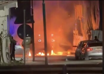 Vlorë, digjet një automjet në lëvizje te Uji i Ftohtë, bllokohet përkohësisht qarkullimi