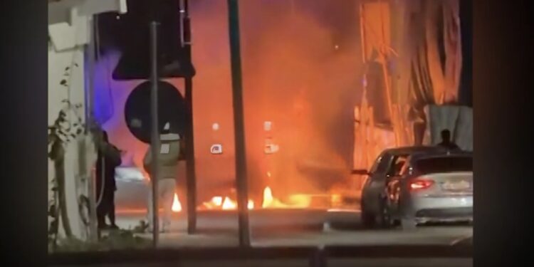 Vlorë, digjet një automjet në lëvizje te Uji i Ftohtë, bllokohet përkohësisht qarkullimi