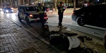 Vlorë/ Aksident në Lungomare, makina përplas motorin, drejtuesi në spital