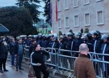 Protesta e opozitës: Policia blindon Kryeministrinë