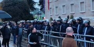 Protesta e opozitës: Policia blindon Kryeministrinë