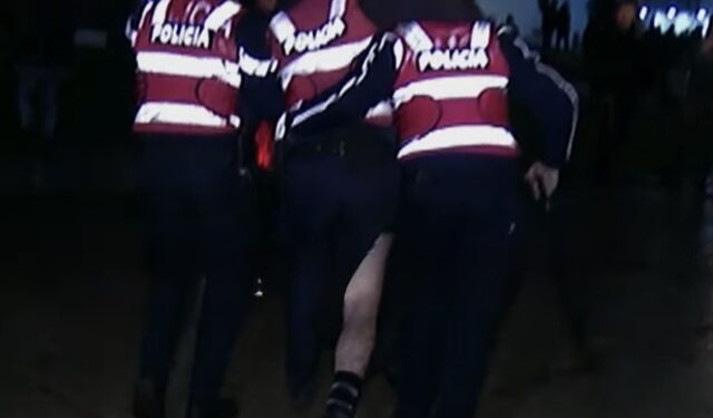 Protestuesit hedhin molotovë mes turmës së policisë. Ka të pl*gosur