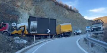 Dy kamionë bllokojnë aksin Moglicë–Gramsh