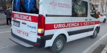 Aksident në Korçë, “Benz”-i përplas këmbësoren në vijat e bardha; e moshuara në spital.