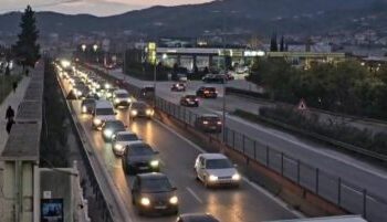 Trafik i rënduar/ Radhë kilometrike automjetesh në autostradën Durrës-Tiranë