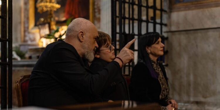 Rama vizitë në Vatikan, publikon foto nga Bazilika me flamurin shqiptar