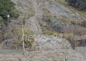 Pamje dramatike nga Durrësi: “Currilat” nën ujë, balta pushton lagje