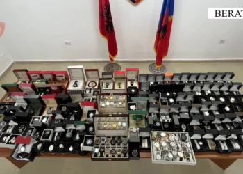 Shiste ora “Rolex” imitime kontrabandë, e pëson pronari i dyqanit në Berat