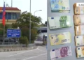 Tentoi të kalonte në pikën kufitare të Kakavijës mbi 34 mijë euro të padeklaruara, procedohet gruaja