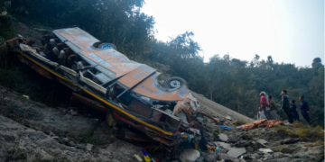 Autobusi bie në humnerë në Nepal, 19 të vdekur