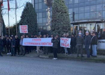 Prej 7 muajsh pa paga, punonjësit e “Bankers” hidhen në protestë: Na likuidoni, duam siguri në punë!
